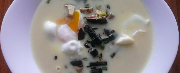 Krémová bramborová polévka s restovanými houbami a ztraceným vejcem